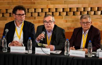 De izquierda a derecha: Pastor Alape, Rodrigo Londoño y Rodrigo Granda, excomandantes de las Farc y coautores de la tutela en cuestión. FOTO: COLPRENSA.