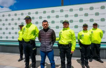 Alias ‘El Costeño’ fue capturado en el barrio El Muelle, el la localidad de Engativa, en el noroccidente de Bogotá. Foto Fiscalía General de la Nación. 