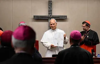 El papa León XIV interviene durante su visita oficial a España, donde condenó los abusos sexuales en la Iglesia, defendió los derechos de los migrantes y llamó a proteger la vida humana desde la concepción hasta la muerte natural. FOTO: AFP.
