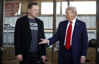 Según el presidente Donald Trump, su exasesor Elon Musk se había “vuelto loco” por una decisión desfavorable a los vehículos eléctricos. FOTO: AFP