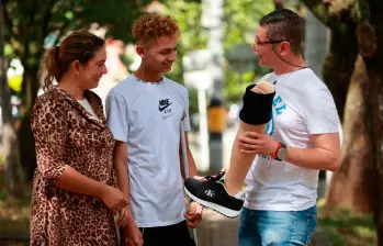 Catis Sofía Nisperuza acompañó a Matías, su hijo, a recibir la prótesis de parte de Santiago Jaramillo, líder de la Fundación Viejo Favor. FOTO MANUEL SALDARRIAGA