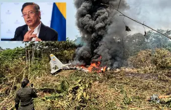 Gustavo Petro reaccionó al accidente del avión militar en Putumayo y pidió acelerar la modernización de las Fuerzas Armadas. FOTO: AFP Y presidencia 