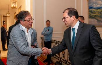 El presidente Gustavo Petro junto al exfiscal Francisco Barbosa. FOTO COLPRENSA