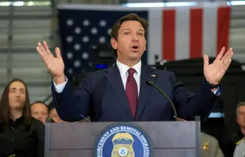 El gobernador de Florida, Ron DeSantis, defendió el derecho a arrollar a manifestantes que amenacen a personas en vehículos en Estados Unidos. FOTO: GETTY