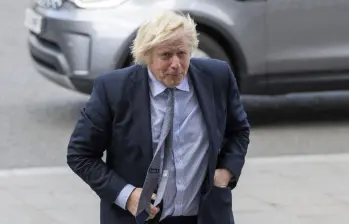 Boris Johnson, ex primer ministro británico es señalado por mal uso de fondos públicos, de acuerdo con una investigación realizada por el diario The Guardian. FOTO: AFP 