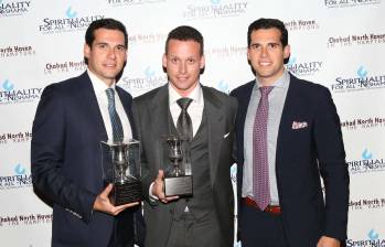 Oren Alexander, Tal Alexander y Alon Alexander durante la gala Chanukah With The Stars, celebrada el 10 de diciembre de 2014 en el Harmonie Club de Nueva York. FOTO: Getty. 