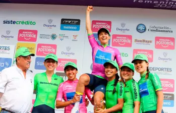 Diana Peñuela, sus demás compañeras y el entrenador Gabriel Jaime Vélez tras la conquista de la Vuelta a Colombia-2025. FOTO CORTESÍA FEDECICLISMO