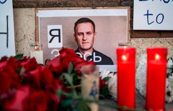 En diferentes partes de Rusia y el mundo las personas han realizado homenajes al líder opositor ruso Alexéi Navalny. FOTO: Europa Press