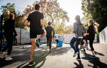 Caminar unos minutos más al día es una de las sencillas actividades con beneficios significativos, según uno de los estudios. Foto Agencia Sinc