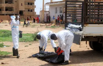 Integrantes de la Media Luja Roja sudanesa en un cementerio local. FOTO: AFP