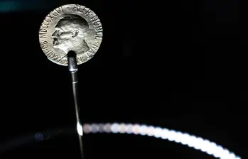  El jurado del comité del Nobel subrayó que, aunque el galardonado puede disponer libremente del objeto, la distinción histórica y oficial no cambia de dueño. FOTO: AFP. 