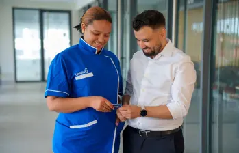 Mariano Ortega fundó Limpiafy inspirado en la historia de su madre, una trabajadora doméstica que llegó a Medellín desde el Bajo Cauca antioqueño. FOTO LIMPIAFY