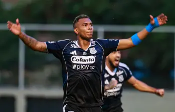 Los aficionados que llegaron a las tribunas del estadio prendieron, durante los últimos minutos del encuentro, las linternas de sus celulares, a modo de protesta por la oscuridad y como una manera de que el escenario deportivo se iluminara. Foto: Manuel Saldarriaga Quintero.