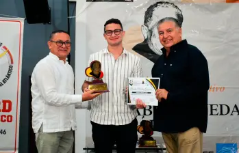 Brandon Martínez, en el centro, recibiendo su galardón. CORTESÍA