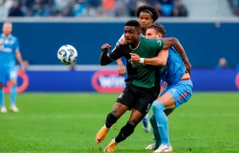 Jhon Córdoba suma 76 goles con la camiseta de Krasnodar. Es el máximo goleador histórico del club. En la foto enfrenta al Zenit de los colombianos Wilmar Barrios y Jhon Durán. FOTO: GETTY