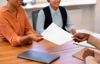 Con opciones en distintas ciudades del país, estas compañías ofrecen vacantes para bachilleres, técnicos y personas sin experiencia. FOTO: GETTY