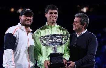 Carlos Alcaraz celebra su título en el Abierto de Australia tras vencer a Novak Djokovic en la final y convertirse en el campeón más joven de la era Open en conquistar los cuatro torneos de Grand Slam. FOTO: AFP.