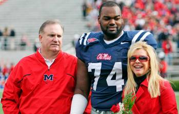 Sean Tuohy, Michael Oher y Leigh Anne Tuohy. FOTO FACEBOOK Michael Oher