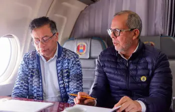 Fue Petro quien le encomendó directamente a Saade (derecha) que la contratación quedara en manos de la Imprenta y Portugal. La puja se zanjó con la salida de la ahora excanciller Laura Sarabia. FOTO: PRESIDENCIA