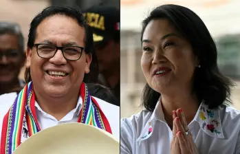 El resultado final de la segunda vuelta presidencial en Perú, en la que el candidato de izquierda Roberto Sánchez tiene una ligera ventaja sobre la candidata de derecha Keiko Fujimori, se anunciará en un plazo de dos semanas o a finales de junio, según declaró a la AFP el 9 de junio de 2026 el jefe de la autoridad electoral que supervisa el recuento. Foto: AFP