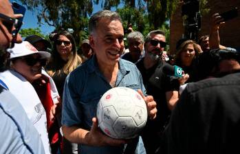 El candidato del Frente Amplio, Yamandú Orsi, votó en Canelones, Uruguay. Es el nuevo presidente de ese país. Foto: Getty.