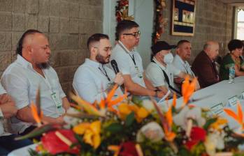 De izquierda a derecha, los voceros de las bandas del Valle de Aburrá: Freiner Ramírez (“Carlos Pesebre”), Sebastián Murillo (“Lindolfo”), Juan Camilo Rendón (“el Saya”), Leonardo Muñoz (“Douglas”) y Juan Carlos Mesa (“Tom”). FOTO: CORTESÍA.