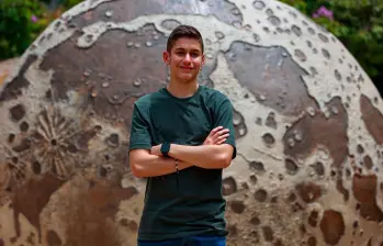 Cristian Echeverri obtuvo cinco medallas y una mención de honor en olimpiadas internacionales de astronomía y astrofísica. FOTO MANUEL SALDARRIAGA
