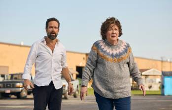 Chris Diamantopoulos y Margo Martindale protagonizan The Sticky, Dulce estafa en español. FOTO cortesía prime video