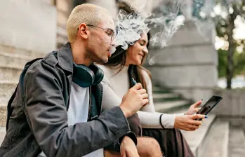 La autoridades están preocupadas porque los jóvenes consumen con frecuencia los vapeadores. Foto: Getty.