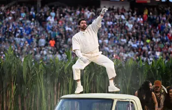 Bad Bunny durante su presentación en el show de medio tiempo del Super Bowl LX; la camiseta color crema fue uno de los símbolos centrales de la puesta en escena. FOTO AFP