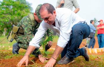 En la instalación de la campaña, efectivos del batallón Pedro Nel Gómez plantaron 200 árboles en el Quitasol. FOTO CORTESÍA