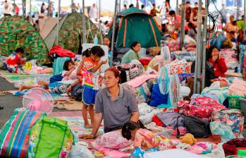 Residentes tailandeses evacuados se reúnen en un refugio temporal tras los enfrentamientos en la frontera entre Tailandia y Camboya, en la provincia de Buriram, el 8 de diciembre de 2025. FOTO AFP