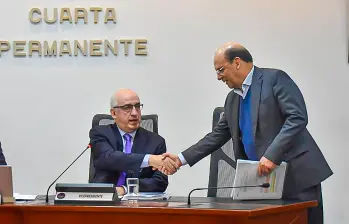 El gerente del Banco de la República, Leonardo Villar (sentado) y el ministro de Hacienda, Germán Ávila, estuvieron en un debate de control político en la Comisión Cuarta de la Cámara. FOTO MinHacienda