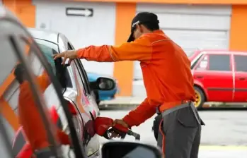 Aunque el dólar ha bajado y los precios internacionales también, la gasolina en Colombia sigue alta. Y eso se siente, sobre todo para quienes usan su carro a diario o para sectores como el transporte intermunicipal. FOTO: Colprensa.