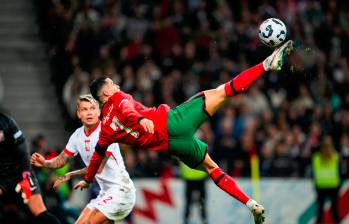 Esta es la acrobática acción de Cristiano Ronaldo, con la que logró su doblete ante Polonia. FOTO @Cristiano