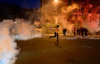 Las calles se convirtieron en escenario de una batalla campal, con personas que dañaron el inmobiliario público y se enfrentaron a las autoridades. FOTO Getty