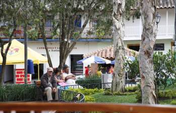 El hecho, ocurrido en el parque principal del municipio, se volvió viral en redes sociales y ya es materia de investigación por parte de las autoridades. FOTO: Cortesía