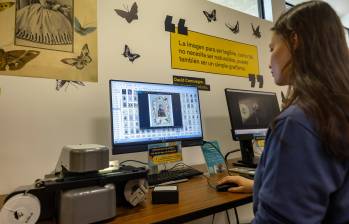 En el Centro de Documentación los investigadores y usuarios pueden consultar bases de datos, archivos de periódicos y filmícos, entre otras fuentes de información. Foto: Camilo Suárez.