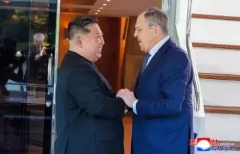 Kim Jong Un y Serguéi Lavrov. Foto: captura de video vía agencia estatal KCNA