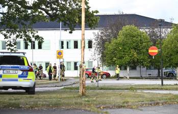 Miembros de los servicios de emergencia trabajan en el lugar donde un atacante con una espada hirió a varias personas en una escuela secundaria en Fagersta, en el centro de Suecia, el 21 de agosto de 2026. Foto: AFP