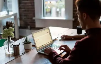 Con más de 450 empleos disponibles, los contratos indefinidos y los altos salarios marcan la tendencia de este mercado laboral flexible en la ciudad. FOTO: GETTY