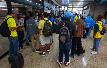 Aspecto de los cerca de 34 migrantes que llegaron deportados al aeropuerto José María Córdova de Rionegro el pasado 13 de febrero Ciudadanos eran atendidos por Migración Colombia. FOTO Manuel Saldarriaga