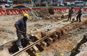 Encontraron vieja carrilera del ferrocarril en obras del intercambio de Mayorca. Foto: Manuel Saldarriaga Quintero