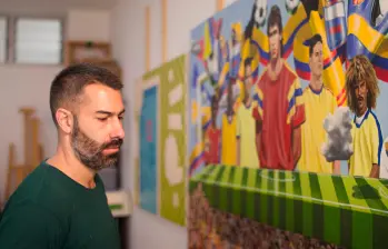El pintor colombiano Esteban Ocampo presenta su obra en Samsung Art Store, fusionando arte, fútbol y tecnología en una propuesta que resalta la identidad nacional. FOTO Colprensa