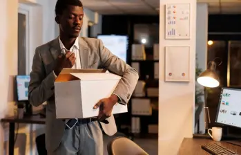 Trabajador recogiendo sus elementos de su puesto para irse a descansar, sin terminar la jornada laboral o dejando actividades a medias. FOTO: SHUTTERSTOCK