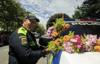 Un agente de la Policía decorando su patrulla para el Desfile de Silleteros. Foto: Andrés Camilo Suárez Echeverry