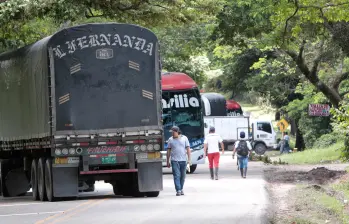 Bloqueos en Lebrija afectan el acceso a Bucaramanga y generan pérdidas millonarias en el comercio regional. FOTO COLPRENSA: 