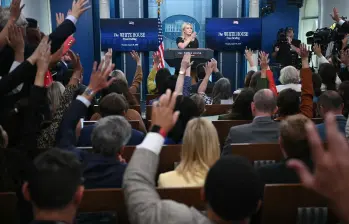 La secretaria de prensa de la Casa Blanca, Karoline Leavitt, habla durante una conferencia de prensa en la Sala Brady Briefing de la Casa Blanca en Washington, DC. FOTO: AFP