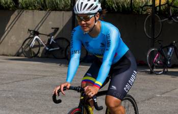 Stefany Cuadrado tiene 18 años. Empezó a montar bicicleta en 2021 con su mamá, durante la pandemia. En el mundial juvenil de pista se colgó tres medallas de oro. Es campeona mundial. FOTO GETTY