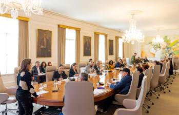 Paula Robledo, jefe de la oficina jurídica de Presidencia, explicando este jueves los alcances del Decreto. FOTO: Presidencia